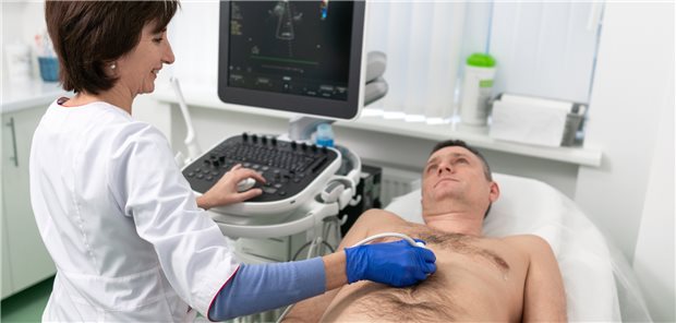 Mit einer transthorakalen Echokardiografie lässt sich unter anderem die linksventrikuläre Masse bestimmen. (Symbolbild mit Fotomodellen)