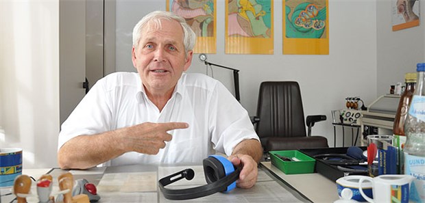 Mit einfachen Mitteln aus dem Baumarkt geht Hausarzt Dr. Fritz Meyer bei der Hörweitenprüfung in seiner Praxis vor.