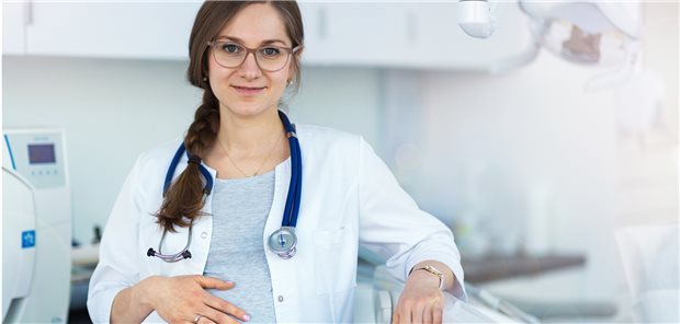 Mit etwas gutem Willen können schwangere Ärztinnen einen großen Teil ihrer Arbeit weiter leisten. (Symbolbild mit Fotomodell)