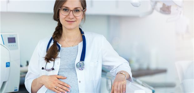 Mit etwas gutem Willen können schwangere Ärztinnen einen großen Teil ihrer Arbeit weiter leisten. (Symbolbild mit Fotomodell)
