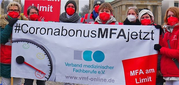 MFA streiken, ihre Chefinnen legen sich für sie ins Zeug Mit ganz unterschiedlichen Aktionen versuchen MFA, auf ihre Situation aufmerksam zu machen. Hier im Bild die Protestaktion des Verbands medizinischer Fachberufe am vergangenen Mittwoch in Berlin. In vielen Praxen solidarisieren sich aber auch die Ärztinnen und Ärzte mit ihren Fachangestellten.