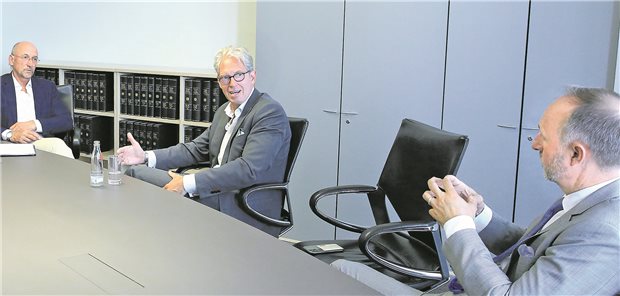 Mit der KBV im Gespräch: „Mit Schlaganfall zuhause – das ist Wahnsinn!“ Mit gebührendem Abstand: Wolfgang van den Bergh (l.) und Anno Fricke (nicht im Bild) von der„Ärzte Zeitung“ im Gespräch mit dem KBV-Vorstandsvorsitzenden Dr. Andreas Gassen (m.) und seinem StellvertreterDr. Stephan Hofmeister (r.).