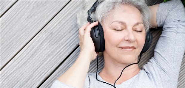 Mit Musik weniger Herzprobleme und Angst Mit geschlossenen Augen sollten die Studienteilnehmer der Musikgruppe über sieben Jahre täglich eine halbe Stunde lang die Musik anhören.