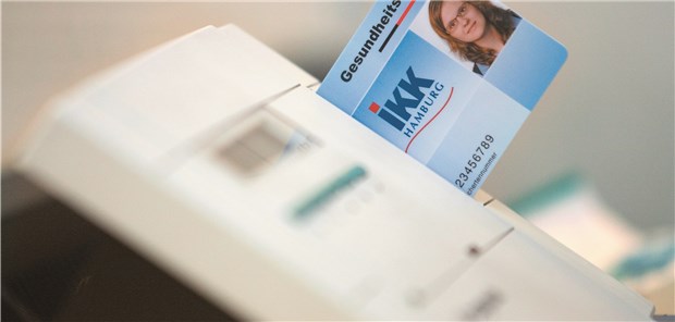 Gesundheitskarte – Feldtest zu Notfalldaten und Medikationsplan startet Mit gesteckter Karte können in Zukunft auch Notfalldaten und der Medikationsplan bearbeitet und eingesehen werden. Der erste Feldtest dafür startet jetzt in Westfalen-Lippe.