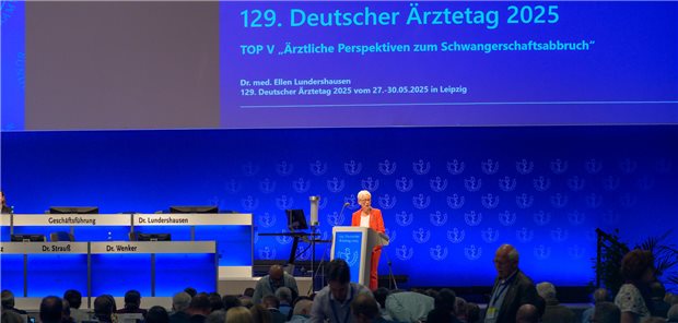 Junger Blick auf alte Debatten – warum Studierende den Ärztetag bereichern Mit großer Mehrheit votierten die Delegierten beim Ärztetag in Leipzig dafür, einen Abbruch im ersten Trimenon der Schwangerschaft aus dem Strafgesetzbuch herauszunehmen. Schon 2019 forderte die bvmd in einem Positionspapier die Entkriminalisierung von Schwangerschaftsabbrüchen.