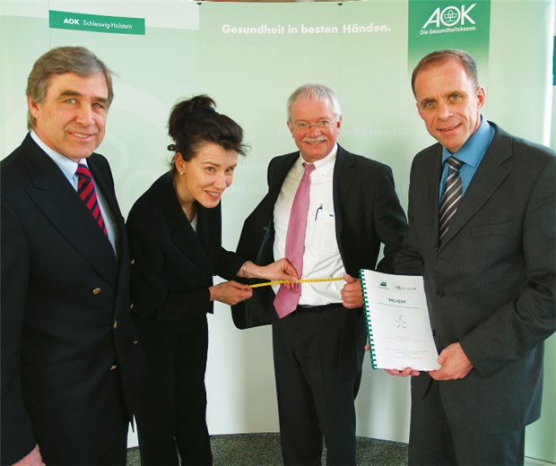 Mit dem Maßband dem Diabetes auf der Spur Mit gutem Beispiel voran: Seinen Bauchumfang lässt AOK-Chef Dr. Dieter Paffrath bei Vorstellung der Studienergebnisse messen. © AOK