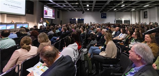 Appell beim Krebskongress: Patienten stärker in die Forschung einbeziehen! Mit ihren Erfahrungen seien Krebspatienten als gleichwertige Partner in der Forschung anzusehen, sie seien deshalb in diese mit einzubeziehen, forderte Kongresspräsident Professor Reinhard Büttner bei der Eröffnung des DKK 2024.
