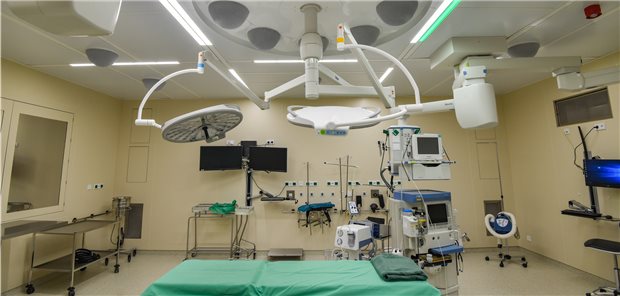 IQTiG ist den Wundinfektionen auf der Spur Mit innovativen Lüftungssystemen wie hier an der Decke in einem OP-Saal der Oberlinklinik in Brandenburg lassen sich postoperative Wundinfektionen deutlich verringern.
