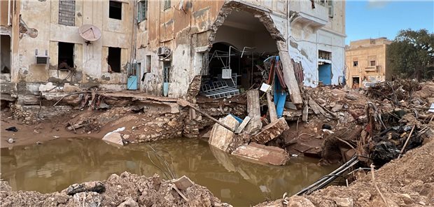 UN-Klimakonferenz richtet Fokus auf Gesundheitskosten des Klimawandels Mit jedem Hochwasser droht die Gefahr von Infektionen. Das Foto entstand in der ostlibyschen Hafenstadt Derna, die Mitte September infolge starker Regenfälle und daraufhin brechender Dämme überflutet wurde.