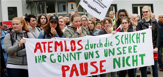 Entlastungstarif-Vertrag in NRW: „Wir sind auf der Zielgeraden“ Mit massiven Streikaktionen hatte Verdi Druck für einen Entlastungstarifvertrag gemacht – hier im Juni 2022 am Uniklinikum Düsseldorf.
