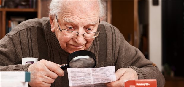 Mit neuen Medikamenten kann es gelingen, durch eine Verlangsamung des Wachstums einer Atrophie Patienten wertvolle Zeit mit erhaltener Lesefähigkeit zu schenken. (Symbolbild mit Fotomodell)