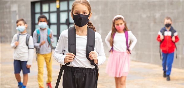 Streit um Abschaffung der Maskenpflicht an Schulen Mit oder ohne Maske in der Schule? Kinderärzte plädieren für den Wegfall der Maskenpflicht, einige Virologen halten dagegen, in Berlin gibt es sogar eine Petition gegen die Aufhebung der Pflicht.