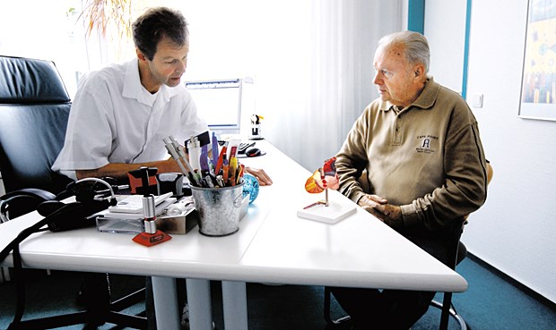 Mit offensiven Fragen lassen sich Patienten mit Harninkontinenz meist aus der Reserve locken.