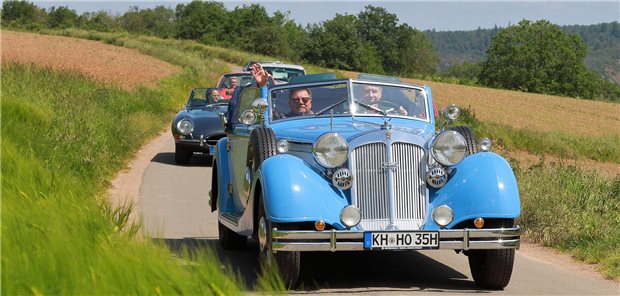 Mit seinem top-restaurierten Oldtimer absolviert Dilly auch gerne einmal Hausbesuche.