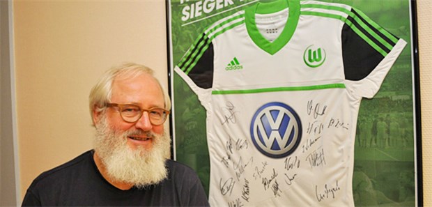 Viele Profisportler schwören auf seine Vitamine Mit seinen Vitamin- und Darmkuren hat Allgemeinmediziner Peter-HansenVolkmann Spielerinnen des VfL Wolfsburg wieder fit gemacht.