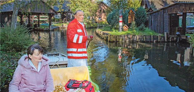 Mit seiner Ehefrau Renate macht sich Dr. Siegfried Stadelmayer auf den Weg nach Lehde zum Hausbesuch.