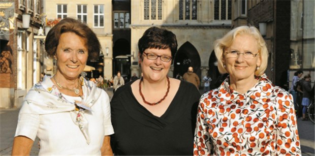 "Wir Ärztinnen können den Finger in die Wunden legen" Mit viel Engagement beim Ärztinnenkongress: Prof. Marianne Schrader (links) betreut auch das Mentorenprogramm des Deutschen Ärztinnenbundes, Prof. Bettina Pfleiderer (Mitte) sitzt dem Wissenschaftskomitee des Kongresses vor. Dr. Astrid Bühren (rechts) war langjährige Vorsitzende des Ärztinnenbundes.