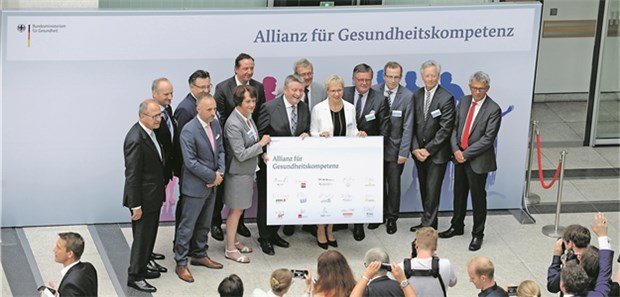 Gröhe gibt der "sprechenden Medizin" neuen Schub Mit zahlreichen Vertretern aus dem Gesundheitswesen und unter Teilnahme von Bundesgesundheitsminister Hermann Gröhe (M.) wurde am Montag in Berlin die „Allianz für Gesundheitskompetenz“ gegründet.