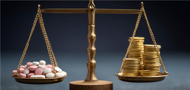 Waage mit Pillen auf der einen Seite und Geld auf der anderen