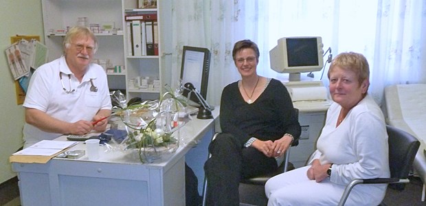 Wie ein Praxisberater helfen kann Mit zwei Jahren Vorlauf hat das Arztehepaar Bernhard Frohberger und Marianne Dietrich-Frohberger die Praxisabgabe geplant. Als es nicht voran ging, beauftragten sie die MLP-Beraterin Irene Hartmann (Mitte) mit der Suche.