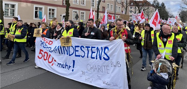 Berliner Klinikmitarbeiter demonstrieren für mehr Lohn und Anerkennung Mitarbeiter der Berliner Kliniken demonstrieren für mehr Gehalt und zeigen Zusammenhalt.