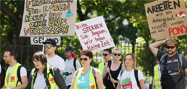 Urteil: Streik für Entlastungstarifvertrag zulässig Mitarbeiter der Uniklinik Bonn demonstrieren für einen Entlastungstarifvertrag. Der Streik an der Uniklinik ist rechtens, hat das Landesarbeitsgericht Köln entschieden.