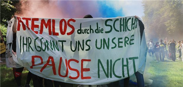 Urteil: Streikaufrufe an Uniklinik Bonn zulässig Mitarbeiter der Uniklinik Bonn gehen während einer Demonstration mit einem Transparent mit der Aufschrift „Atemlos durch die Schicht - Ihr gönnt uns unsere Pause nicht“ durch die Stadt. Das Bonner Arbeitsgericht hält die Streiks für zulässig.