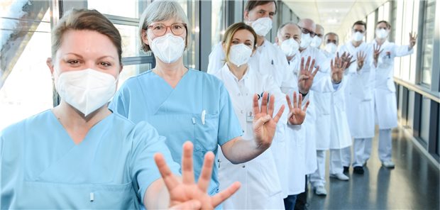 „Save the 4“-Kampagne gegen unnötige Amputationen bei diabetischem Fuß Mitarbeiter des Diabeteszentrums am HDZ NRW zeigen vier ihrer fünf Finger: Diese symbolisieren den hohen Anteil vermeidbarer Amputationen.