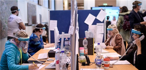 So könnte der Öffentliche Gesundheitsdienst fit für die Zukunft werden Mitarbeiter des Gesundheitsamtes Berlin Mitte im Frühjahr 2020 bei der Corona-Kontaktnachverfolgung: Vieles lief in der Pandemie noch auf Papier, auch das soll sich künftig ändern.