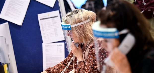 Teichert: „Der ÖGD wird nicht nachhaltig gestärkt“ Mitarbeiter des Gesundheitsamtes Berlin-Mitte mit Gesichtsschutzschirm telefonieren im Lagezentrum des Gesundheitsamts (Archivbild vom 27. April 2020).