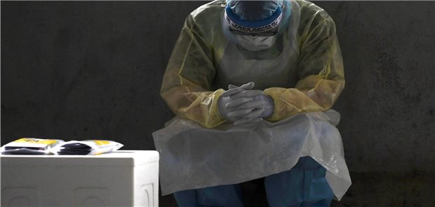 Amnesty: Beschäftigte im Gesundheitswesen in Gefahr Mitarbeiter des Gesundheitsdienstes in Malaysia: Gesundheitspersonal ist Amnesty zufolge in vielen Ländern durch schlechte Arbeitsbedingungen gefährdet.