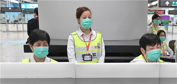 Mysteriöse Lungenkrankheit wohl durch neues Coronavirus verursacht Mitarbeiter des Hongkonger Gesundheitswesens, die am Bahnhof West Kowloon Station, Reisende auf ihren Gesundheitszustand hin untersuchen und befragen sollen.