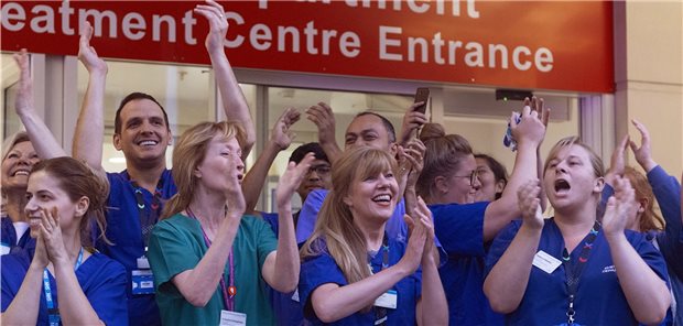 EU-Gesundheitskräfte: Wer für NHS arbeiten will, muss Gebühr zahlen Mitarbeiter des National Health Service (NHS) in Westminster und im Chelsea Hospital nehmen am Clap For Carers am 16. April 2020 in London teil. Manche von ihnen sollen nach dem Brexit Gebühren bezahlen, wenn sie im NHS weiter arbeiten wollen.