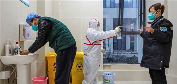 Zunehmende Mensch-zu-Mensch-Übertragung Mitarbeiter eines Krankenhauses in Wuhan werden desinfiziert. Angesichts der starken Ausbreitung der neuen Lungenkrankheit hat China seine Maßnahmen deutlich verschärft.