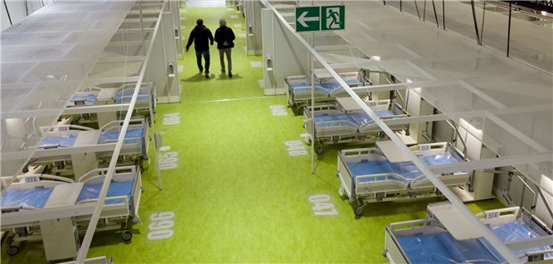 Corona-Notfallklinik im Dornröschenschlaf Mitarbeiter gehen durch das Corona-Behandlungszentrum Jafféstraße (CBZJ) auf dem Berliner Messegelände. Schulungen haben die potenziellen Mitarbeiter mit den Abläufen vertraut gemacht.