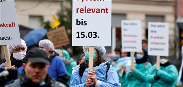 Krankenpflegekräfte zu 95 Prozent gegen COVID-19 geimpft Mitarbeiter im Gesundheitswesen demonstrieren gegen die einrichtungsbezogene Impfpflicht. Nach Zahlen der Deutschen Krankenhausgesellschaft sind allerdings bereits 95 Prozent der Pflegekräfte geimpft.