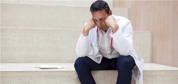 Mitarbeiter im Gesundheitswesen leiden häufig unter Stress und Burnout. Auch Ärzte sind davor nicht gefeit. (Symbolbild mit Fotomodell)