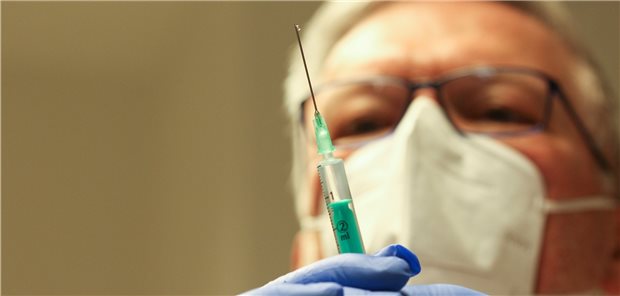 Mitarbeiter im Gesundheitswesen müssen bis zum 15. März nachweisen, dass sie gegen SARS-CoV-2 geimpft oder genesen sind. Andernfalls drohen ihnen arbeitsrechtliche Konsequenzen.