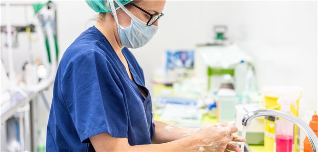 Pflegekräfte und MFA besonders oft mit COVID-19-AU Mitarbeiter im Gesundheitswesen waren wegen COVID-19-Infektionen von März bis Mai besonders häufig krank geschrieben.