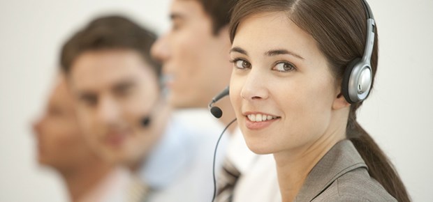 Jetzt sind die Ärzte dran Mitarbeiter in einem Callcenter: 26000 Menschen haben sich im vergangenen Jahr an den Krebsinformationsdienst gewandt.
