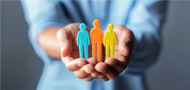 Eine Person hält drei Figuren in den Händen