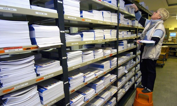 Welches Fernstudium soll's denn bitte sein? Mitarbeiterin einer Fernuni stellt Lernhefte zusammen: Die Auswahl an Fernstudiengängen ist groß - die Nachfrage wächst.