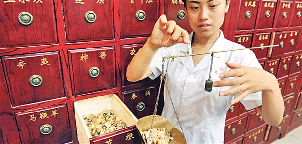 Wo Spiritualität und Medizin sich mischen Mitarbeiterin einer TCM-Apotheke in Haozhou in der ostchinesischen Provinz Anhui.