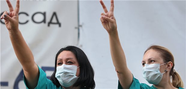 Ärzte kämpfen gegen Corona – und „Diktator“ Lukaschenko Mitarbeiterinnen einer Klinik in Minsk protestieren gegen die Entlassung eines regierungskritischen Chefarztes, der vomGesundheitsminister entlassen wurde (Archivaufnahme von Ende August 2020).
