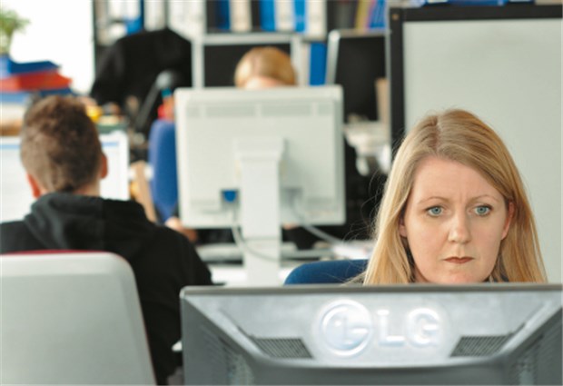 In einer Studentenkneipe in Kiel fing alles an Mitarbeiterinnen und Mitarbeiter der Stiftung Gesundheit bei der Pflege des Datenbestandes. Jährlich sind 90 000 Aktualisierungen in der Datenbank vorzunehmen. © di