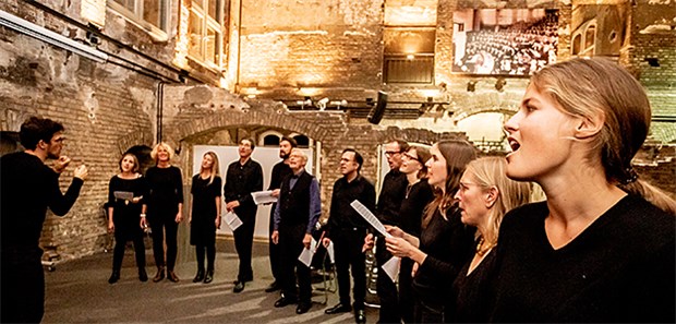 Psychologen singen gegen den eigenen Stress an Mitglieder der "Singing Shrinks" proben in der Hörsaalruine der Berliner Charité.