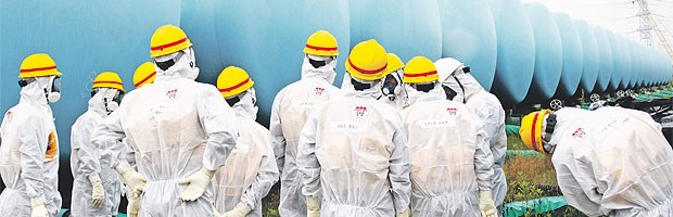 Irrer Kampf gegen das radioaktive Wasser Mitglieder der japanischen Atomaufsichtsbehörde inspizieren am AKW Fukushima-Daiichi leckende Tanks kontamnierten Wassers.