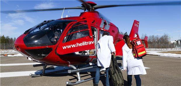 Mitglieder des „Flying Intervention Teams“ auf dem Weg zu einem kleinen Krankenhaus, um dort einen Schlaganfallpatienten zu behandeln.