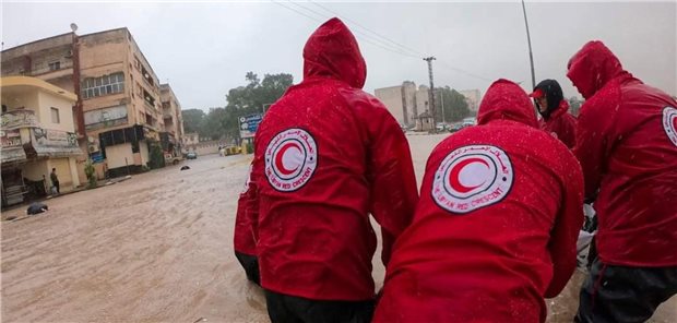 WHO-Warnung nach Erdbeben und Flut: Massengräber verletzen Gefühle Angehöriger Mitglieder des Libyschen Roten Halbmondes suchen nach der Flut in Ost-Libyen nach Überlebenden und Toten der Naturkatastrophe.