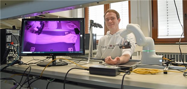 IT-Student entwickelt Roboter, der Blut abnehmen soll Mithilfe der umgebauten Webcam werden die Venen auf Aron Hemmis Unterarm deutlich sichtbar.